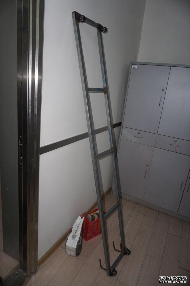 韩国学生翻墙进美国大使官邸 高举喇叭：美军滚出去！